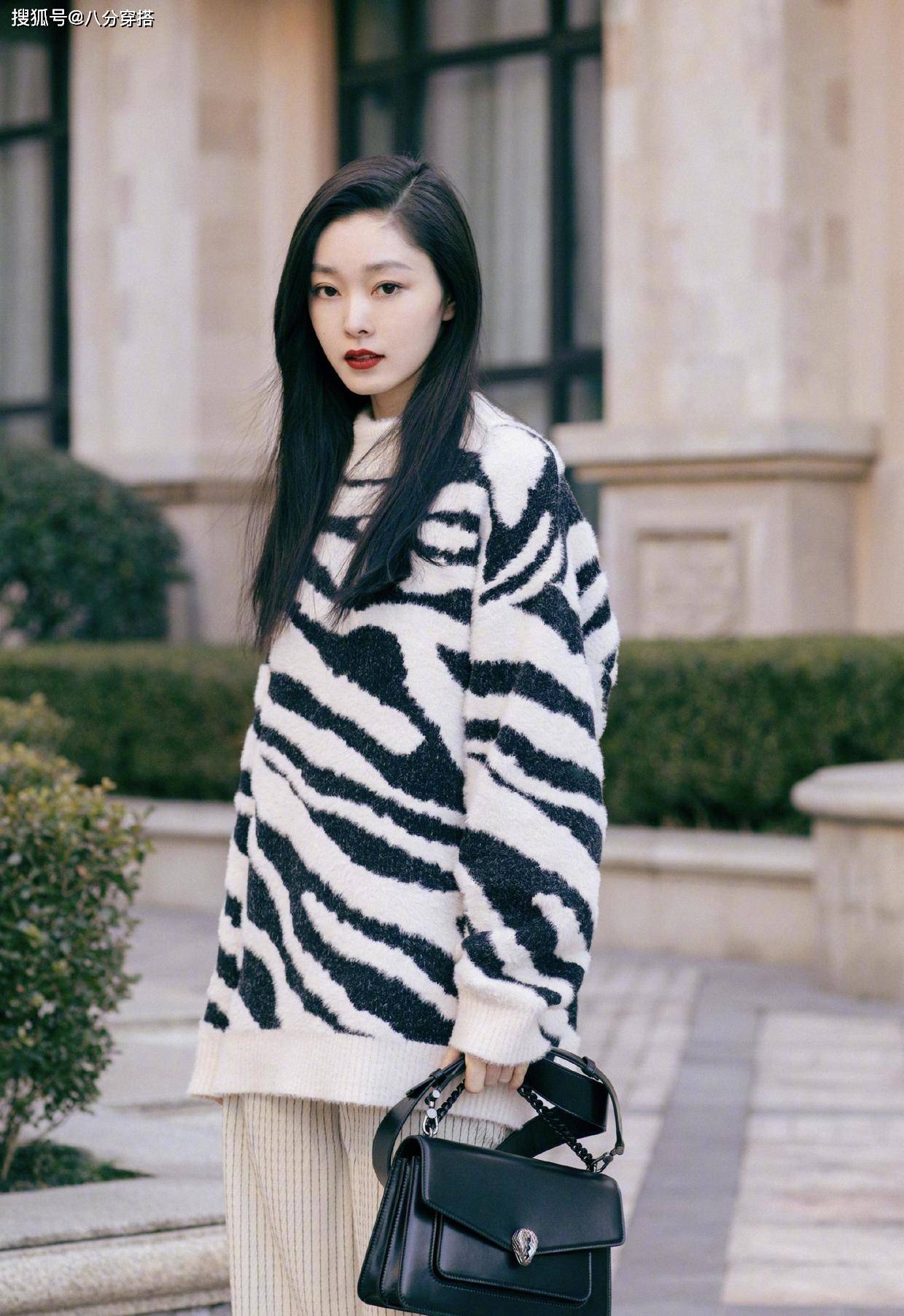 亮点 宋轶真是又美又飒，穿黑色皮衣帅气利落又有气场，美得高调