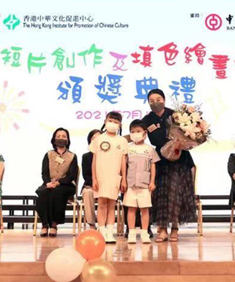 长发 郭晶晶跟老公观展，穿衬衫长裙很知性，刚好遮住X型腿的缺陷！
