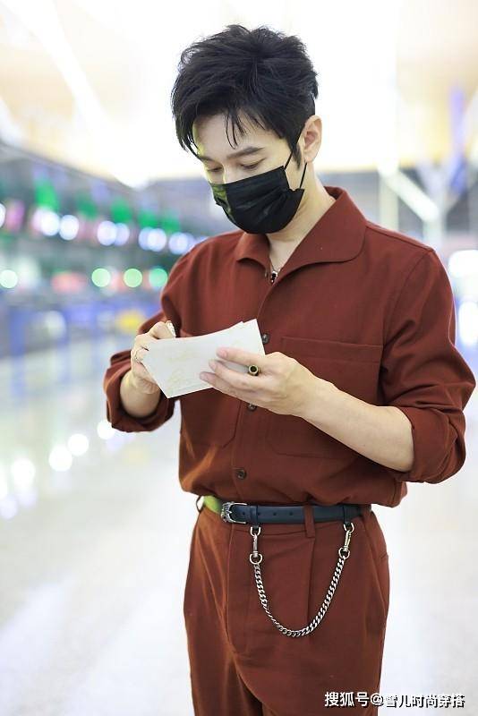 整体 黄晓明瘦身成功变型男，身穿暗红色套装真酷，不再是“油腻霸总