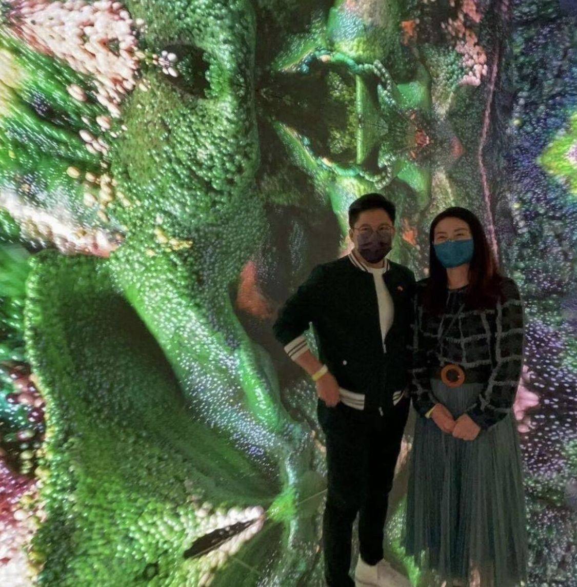 长发 郭晶晶跟老公观展，穿衬衫长裙很知性，刚好遮住X型腿的缺陷！
