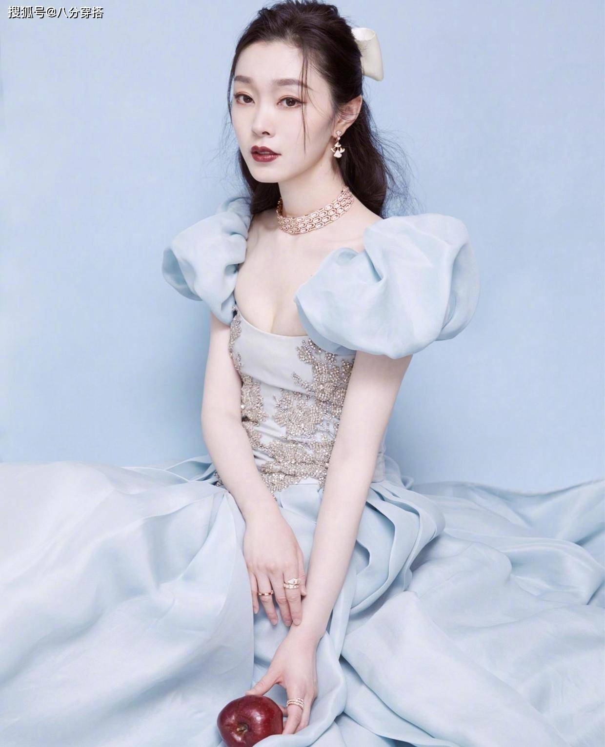 亮点 宋轶真是又美又飒，穿黑色皮衣帅气利落又有气场，美得高调