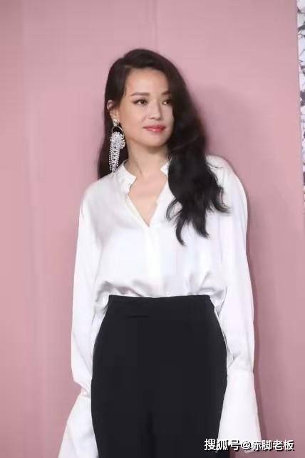 舒淇越 舒淇越保守越高级，穿白衬衫配西装裤高级大气，满满的国际范