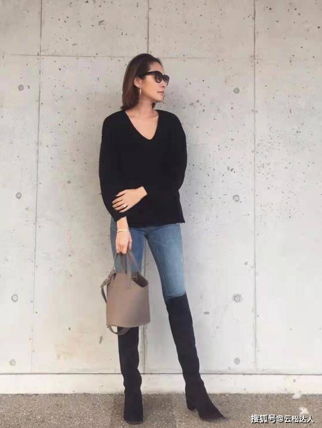 黑色 50岁女人穿衣越简单越高级，秋季毛衣极简搭配，气质又时髦