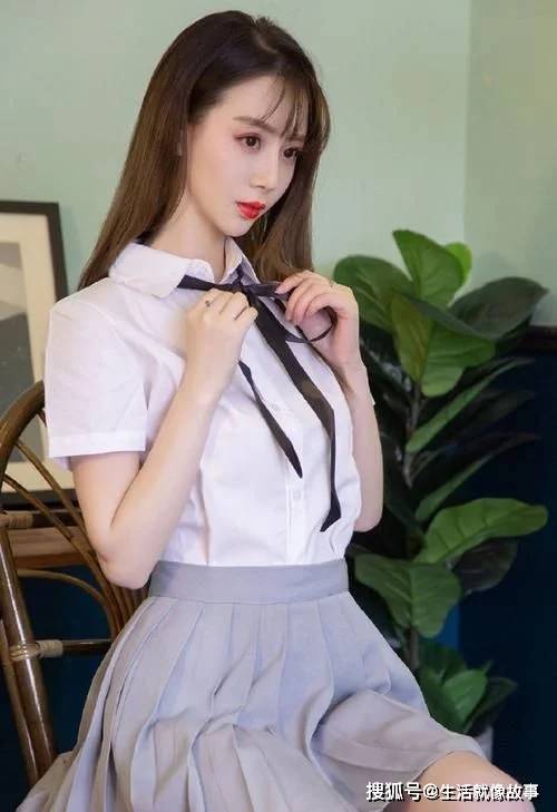 显得 清纯少女展现自然美感，冰清玉洁照样让人们心动