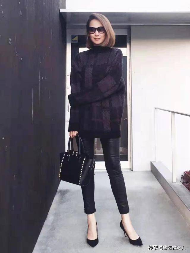 黑色 50岁女人穿衣越简单越高级，秋季毛衣极简搭配，气质又时髦
