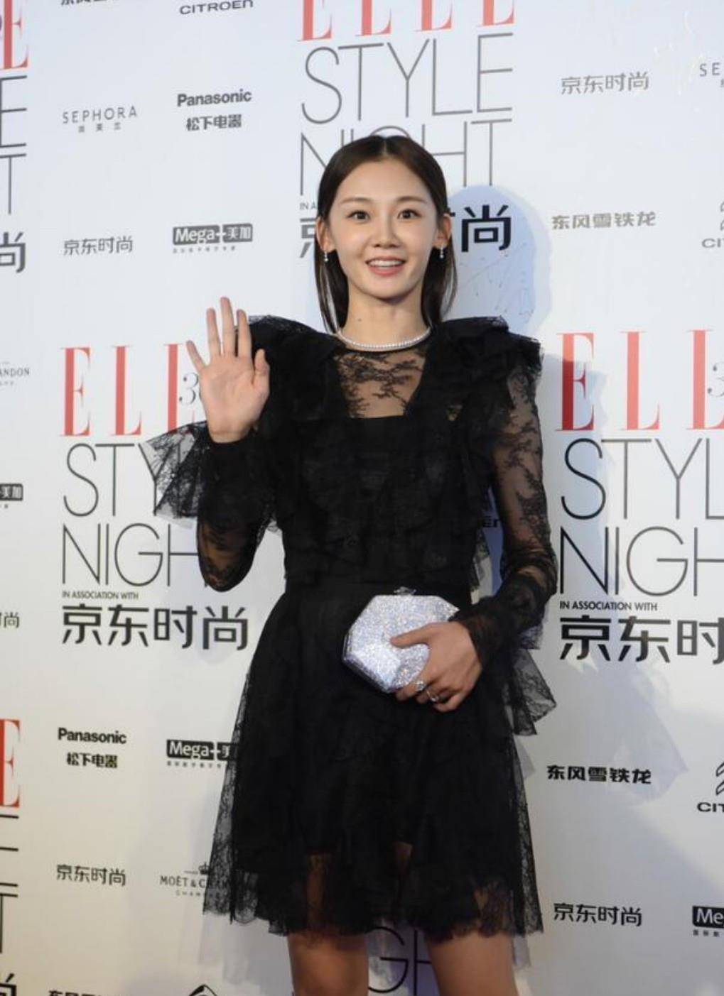 黑色 苗苗嫁给郑凯太对了,身穿黑色连衣裙,浑身散发着名媛气质
