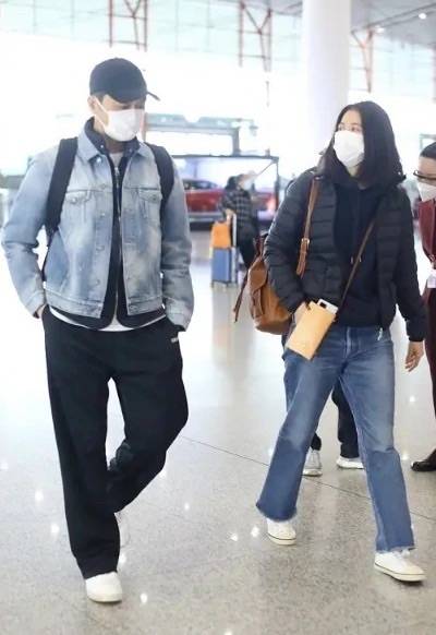 袁咏仪羽绒服要穿的时髦，就看袁咏仪走机场的穿搭，50岁了还这么漂亮！