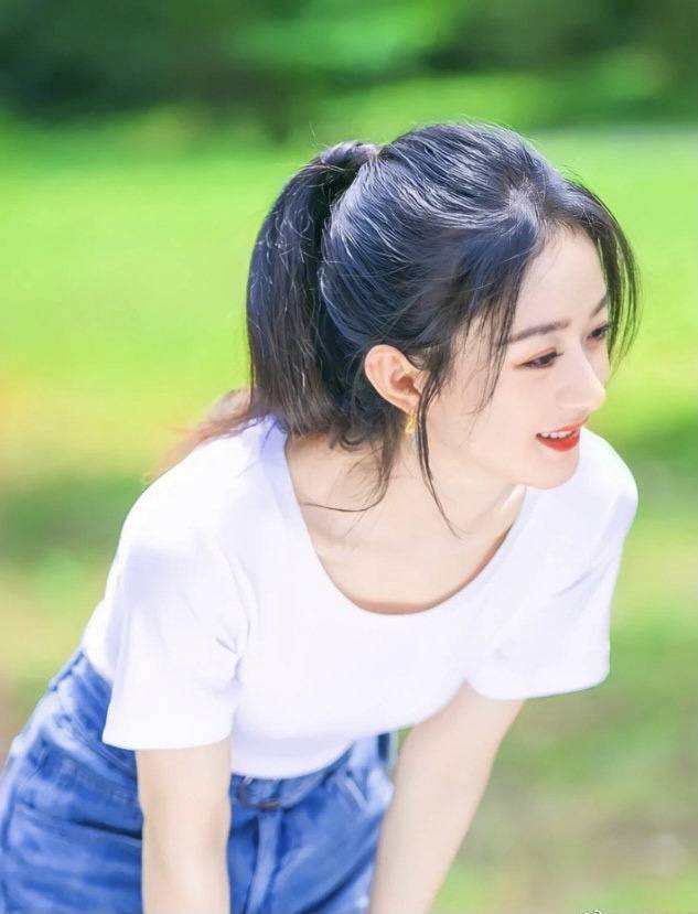 秘密 34岁赵丽颖逆袭时尚圈，当妈后颜值反而更高，秘密就在于穿搭上