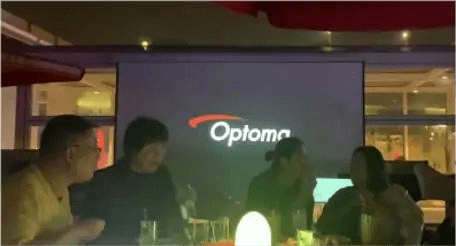 后首 郎平退休后首亮相！穿衬衫戴翡翠项链太高调，短发造型太显年轻了