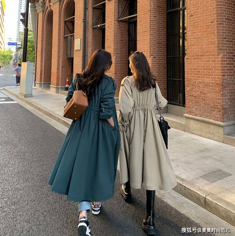 天气 入秋之后天气转凉，喜欢穿风衣就记住这4种穿法，时髦耐看显气质