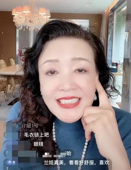 毛衣 张兰入秋后穿毛衣，配牛仔裤年轻又时髦，60老人也能穿的漂亮！