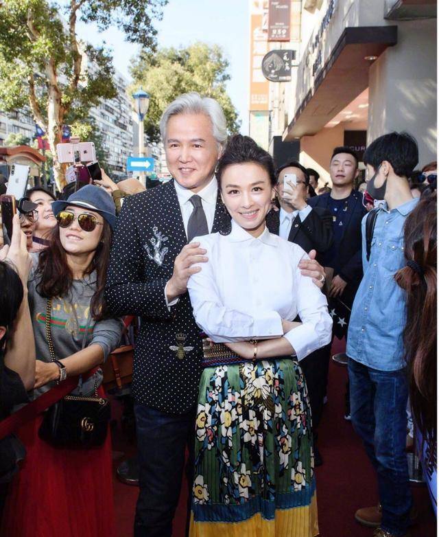 身材 张庭真是不老女神,穿白色上衣搭配半身裙简约优雅,高级减龄