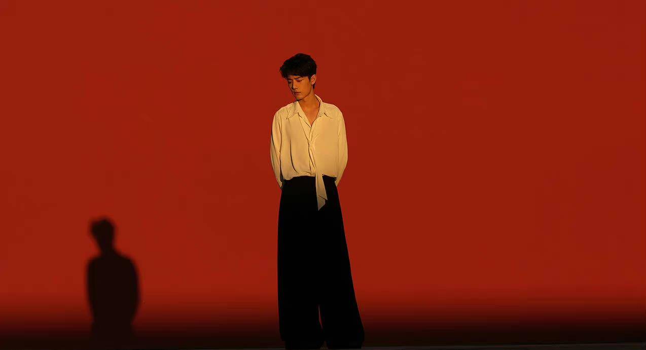 55万投票肖战获 全球最英俊男士 第二 摄影师分享肖战拍的他 写真 全网搜