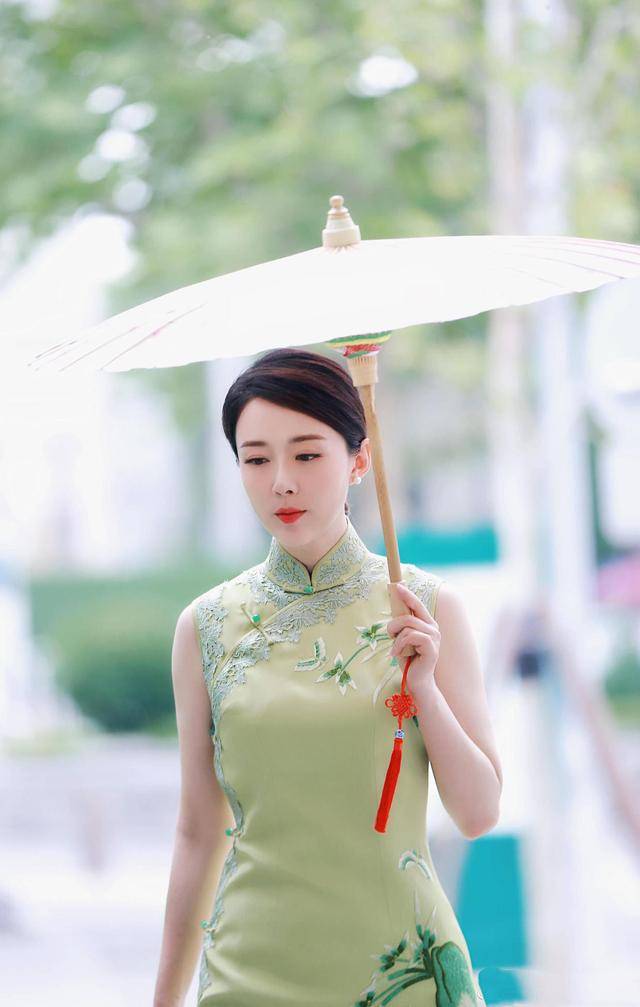 领口处 颜丹晨旗袍造型风情万种，穿淡绿色刺绣旗袍清新素雅，气质温婉