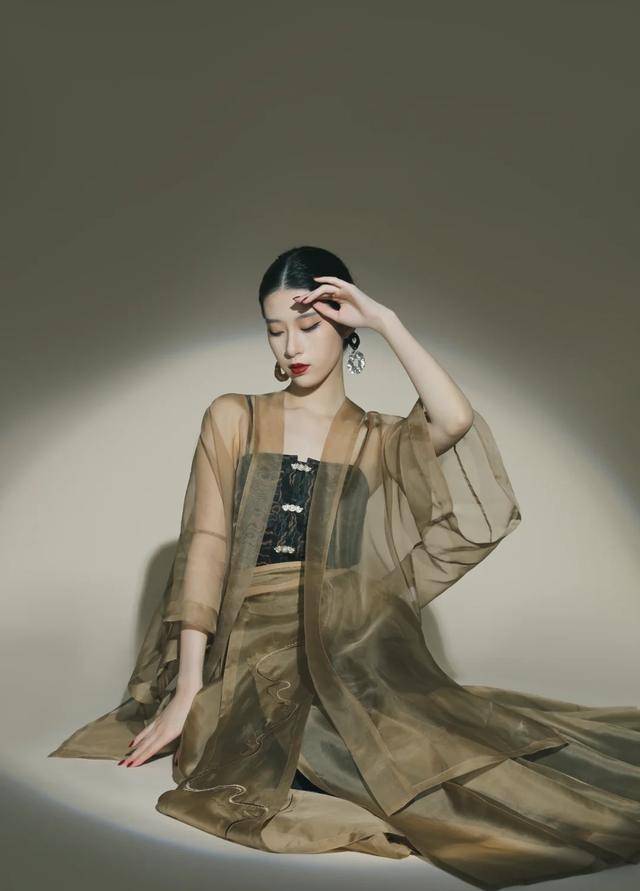 整体 汉服也可以看起来像“高定”，这样的汉服谁看了不喜欢呢？