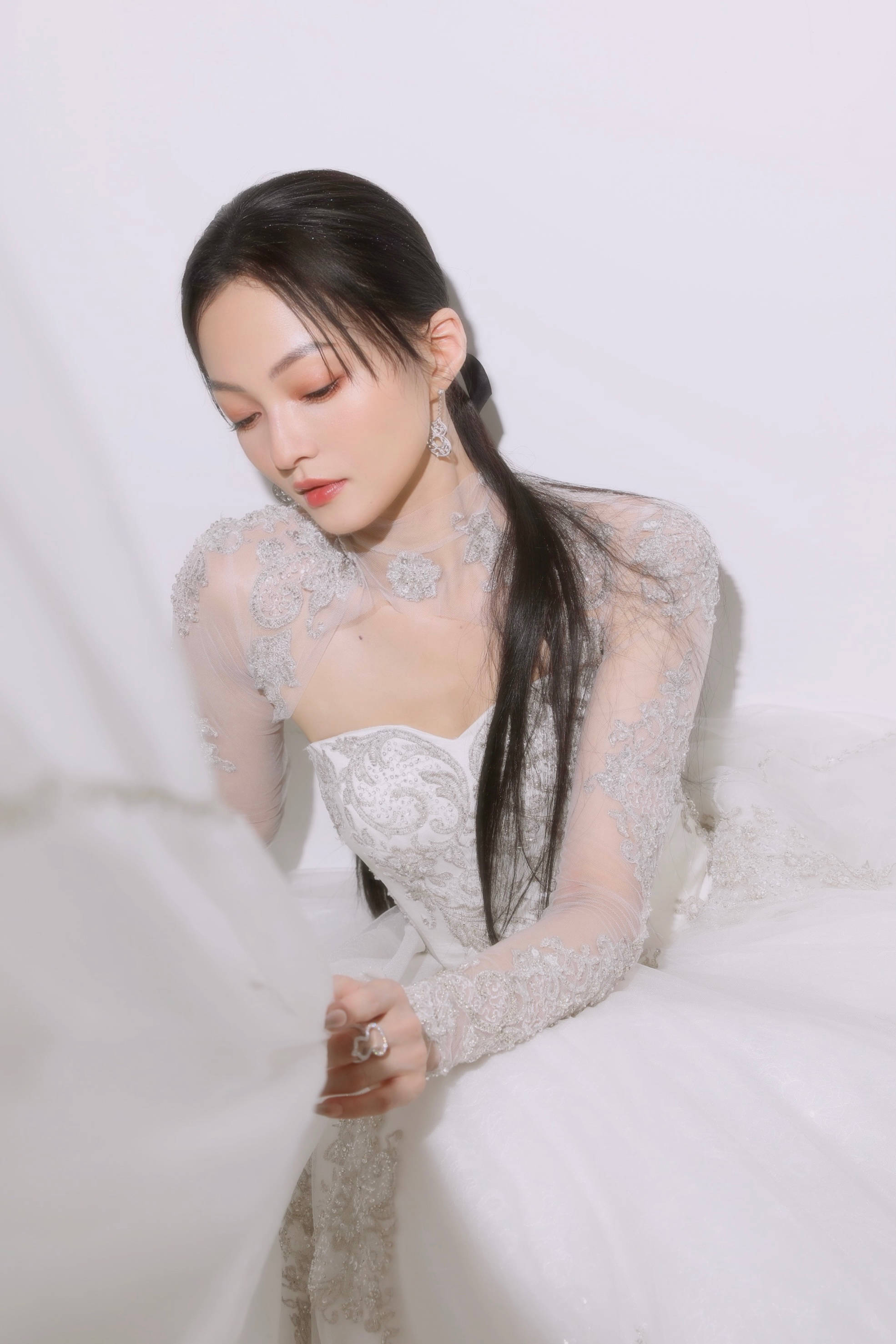 耳环张韶涵佩戴Qeelin亮相国庆晚会