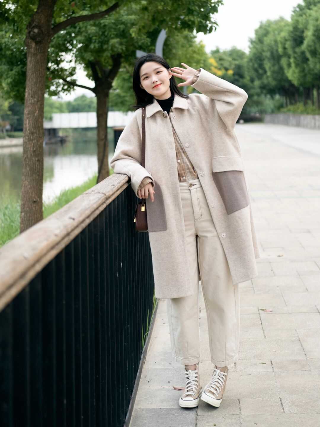 身材 风衣到底有多百搭？连帽卫衣、高领毛衣、衬衫都能配，高级洋气