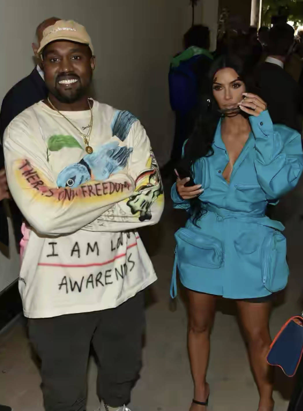 卡戴珊 卡戴珊向来敢穿，穿紧身连体衣秀身材，配玫红羽毛披肩像鸡毛掸子