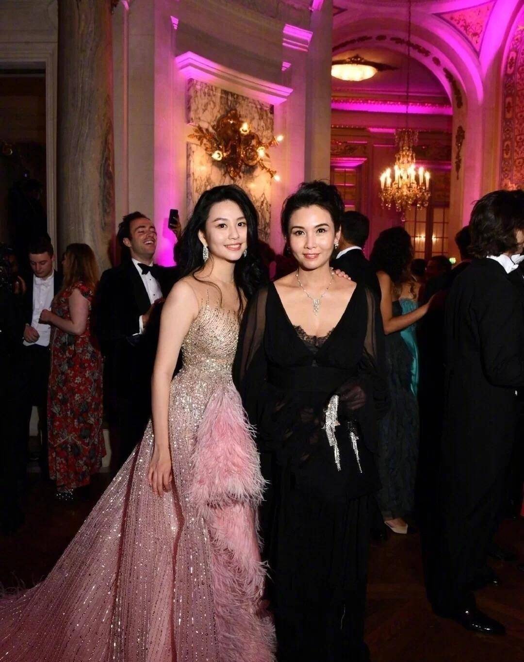 邱淑贞 邱淑贞大女儿太性感，穿低胸礼服秀苗条身形，气质不输妈妈当年