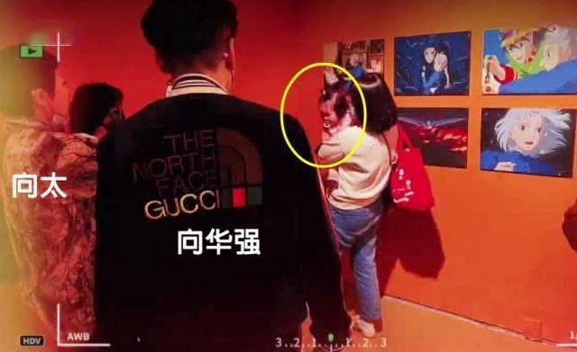 排场 郭碧婷一家出街排场大，穿着宽松随意没阔太范，1岁女儿真像爷爷