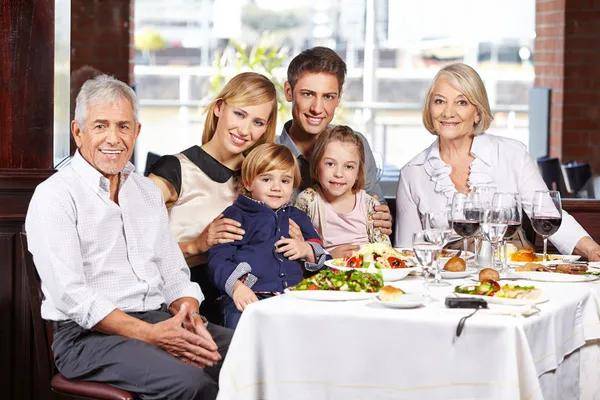 歧视|还在担心共餐会传染乙肝?不懂就out了