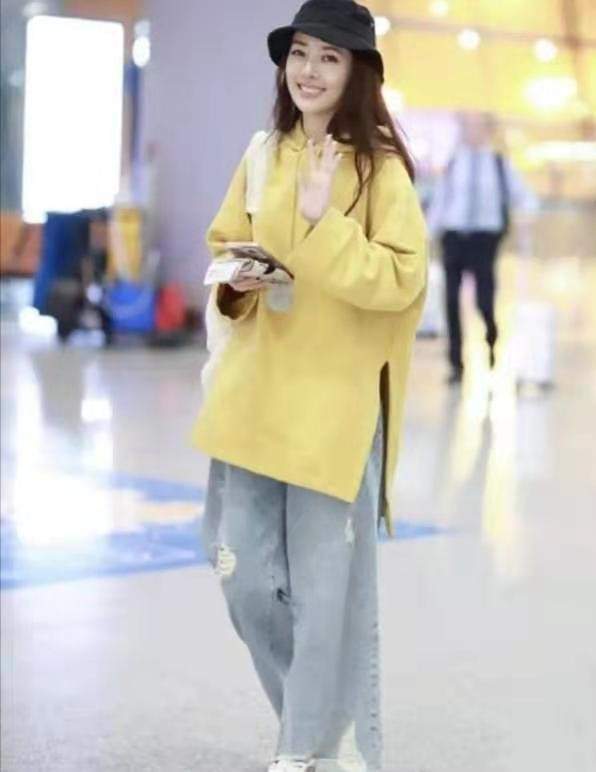 下装 郭碧婷成为宝妈风采依旧，卫衣搭阔腿牛仔裤，随性减龄超好看