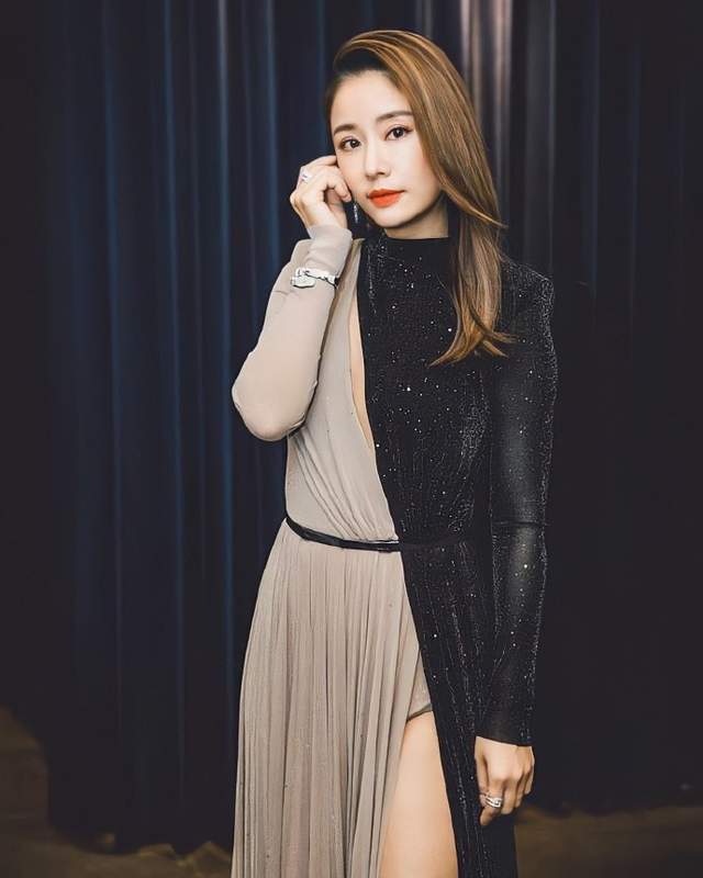 霍建华 林心如久违的红毯,染黄发穿开叉礼服优雅知性,霍建华福气不浅