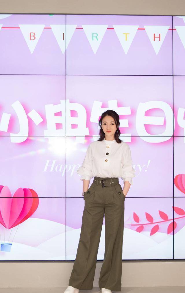 白又美 白T恤搭配休闲裤,再普通不过的打扮,李小冉却穿得很高级!