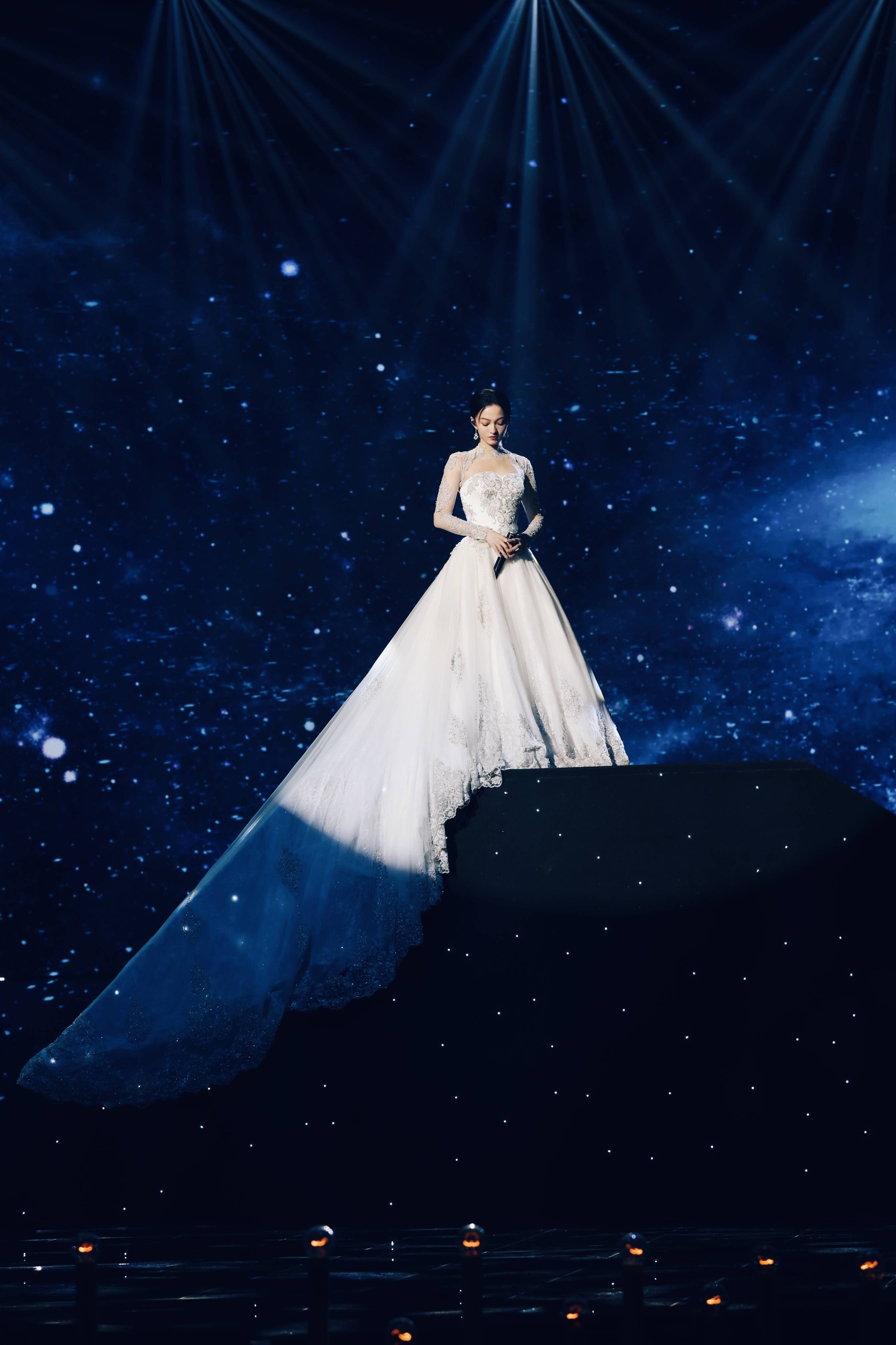 耳环张韶涵佩戴Qeelin亮相国庆晚会