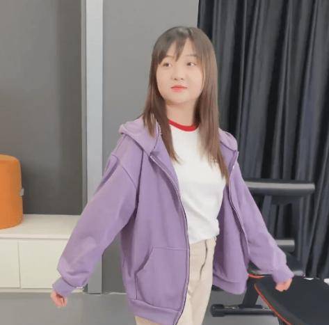 事情 林妙可逛街被拍,穿连体裤肚子勒出好几层,身材是胖但自然真实!