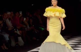 网友 51岁钟丽缇和老公机场被拍！穿粉色裤子造型夸张，亲密靠老公肩上