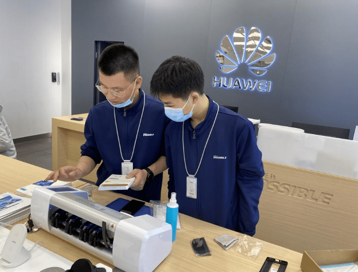 华为dfh授权加持,洛克切膜机全面进驻华为体验店_贴膜