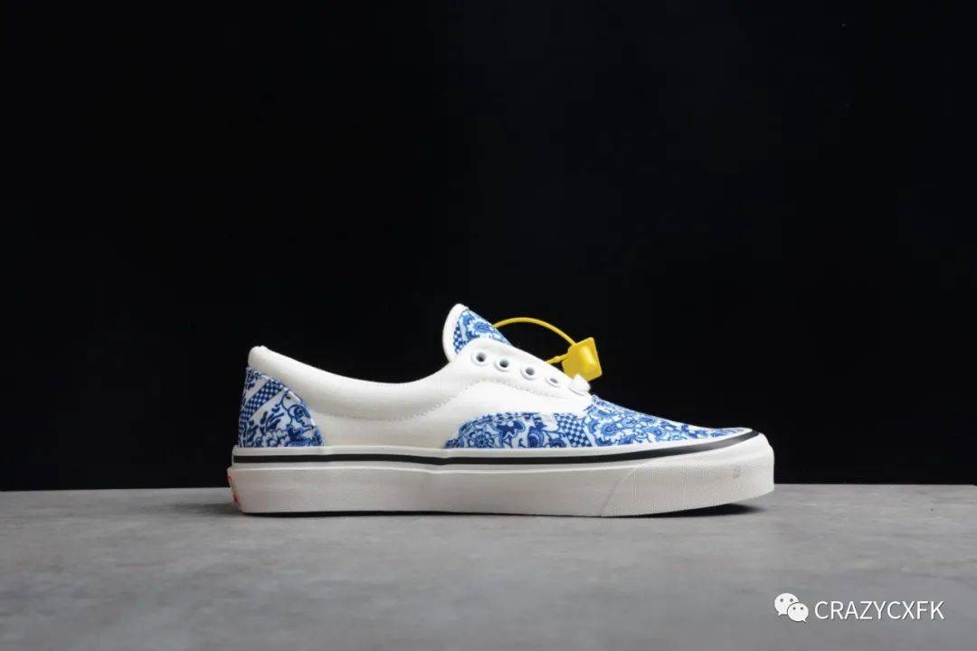 进行 Vans Style 36 Anaheim Factory 万斯帆布鞋联名青花瓷