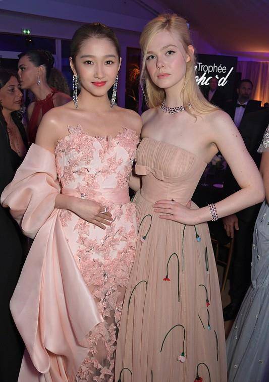 粉色 关晓彤和外国明星合照，生图看着也像精修图，穿搭粉嫩却很贵气