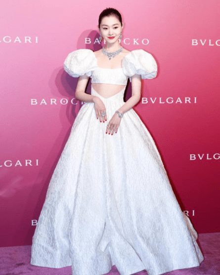 视觉 宋轶穿露脐装亮相，整个造型很唯美，“蚂蚁腰”太吸人眼球了