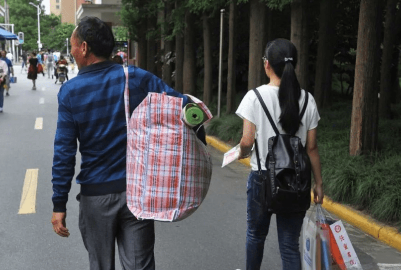 00后大学生用化肥袋子装行李,本该忆苦思甜,评论区却两极分化