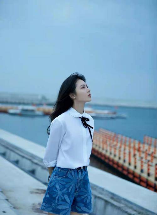 牛仔 《少年派2》赵今麦穿白衬衫配海蓝色牛仔短裤特显清纯时尚