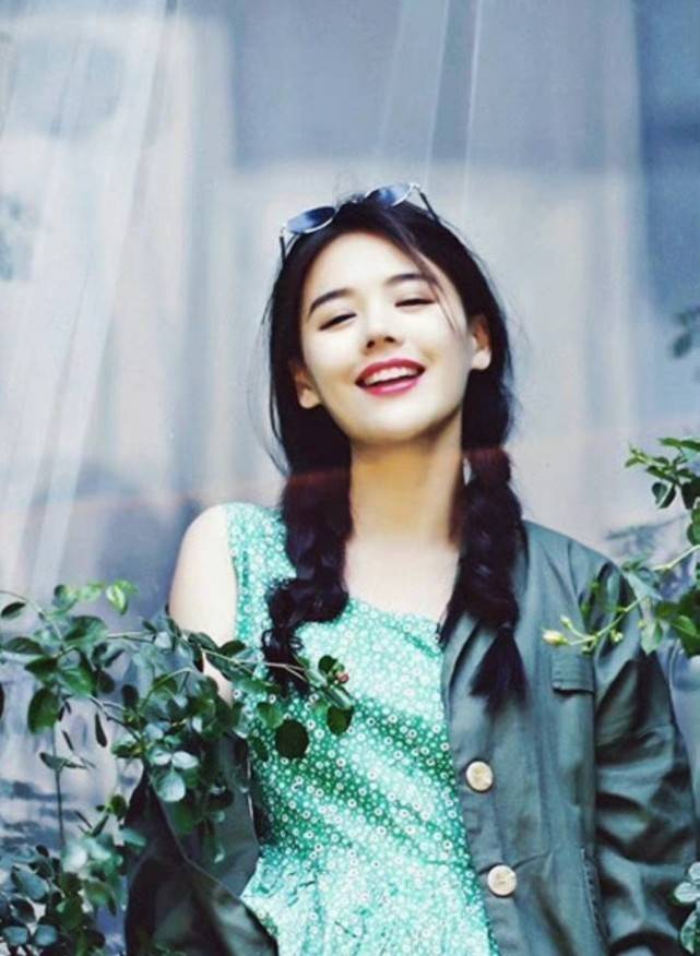 张哲轩马思纯张哲轩挽手逛街，马思纯小腿肿胀肚子微微隆起两人感情真好