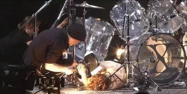 美学极具视觉冲击力的日式爆裂美学，肆意而浪漫