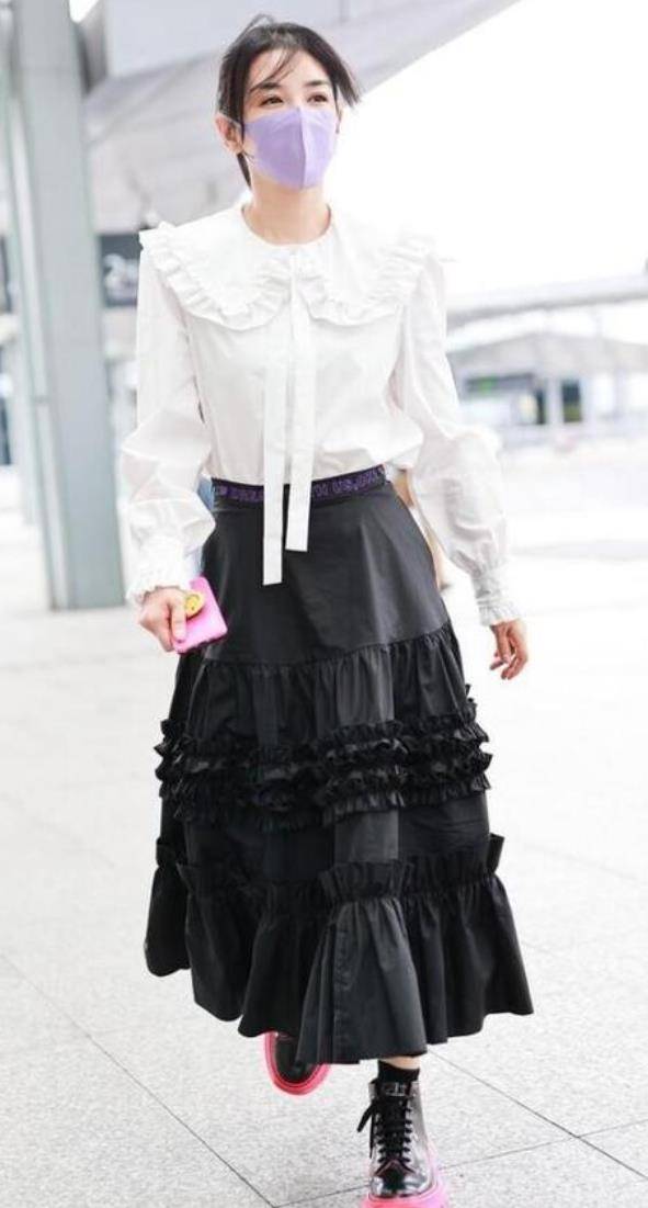 黄奕 黄奕太会穿搭了，身穿一身格子衬衫配牛仔裤，年过40少女感十足