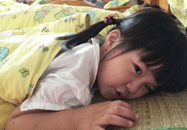 家长|幼儿园一张午睡照片,引发家长群大怒,纷纷向老师讨要一个解释