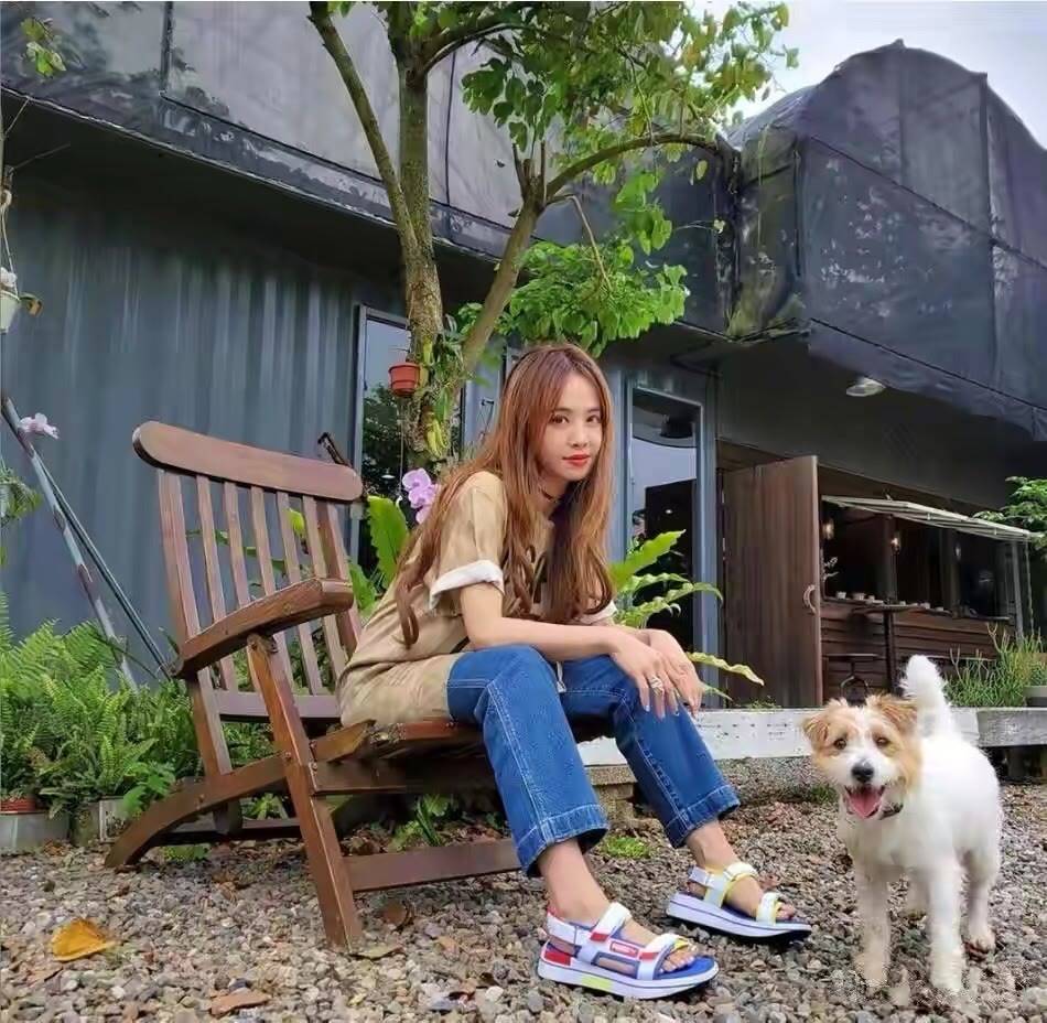 效果 蔡依林好敢穿，牛仔裤只穿一条腿就算了，还扯那么大的洞真看不懂