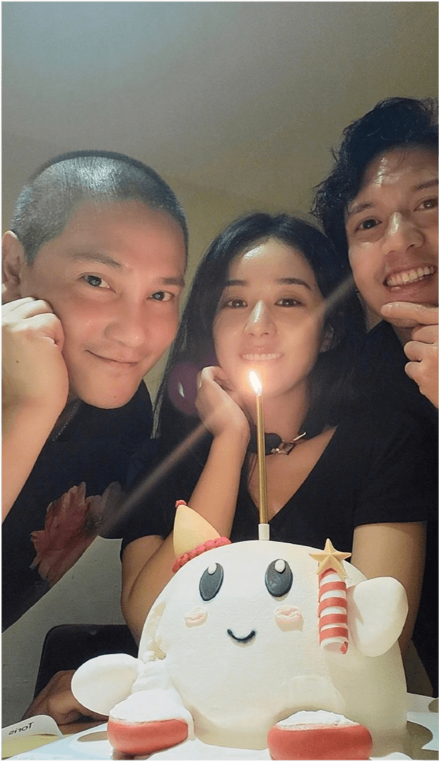 黑色 赵丽颖离婚后首个生日超低调！穿黑T被异性好友宠成公主，气质开挂