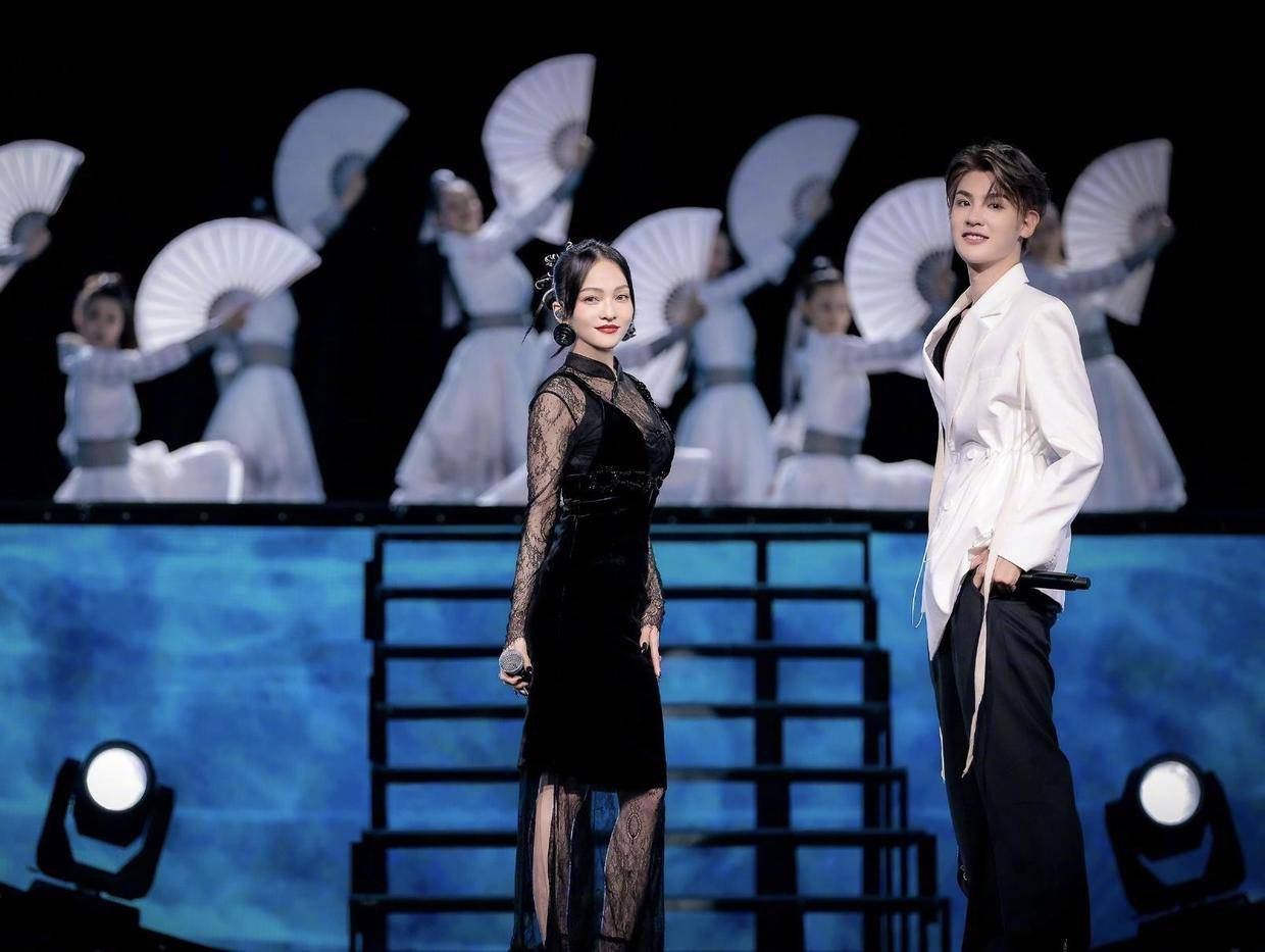 整体 张韶涵这裙子不错，“蕾丝+丝绒”，158cm身高穿出176气场