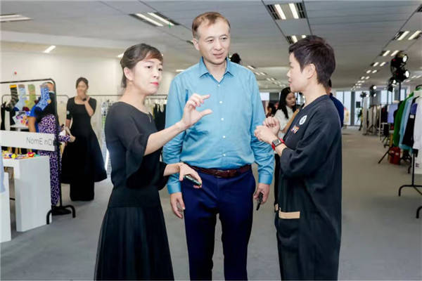 (上海服装设计协会会长朱伟明,上海服装行业协会副秘书长刘佩芳与国际