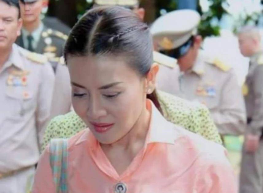 海报|泰国“全家福”海报亮相,三位子嗣悉数登场,西拉米尽显正宫风范