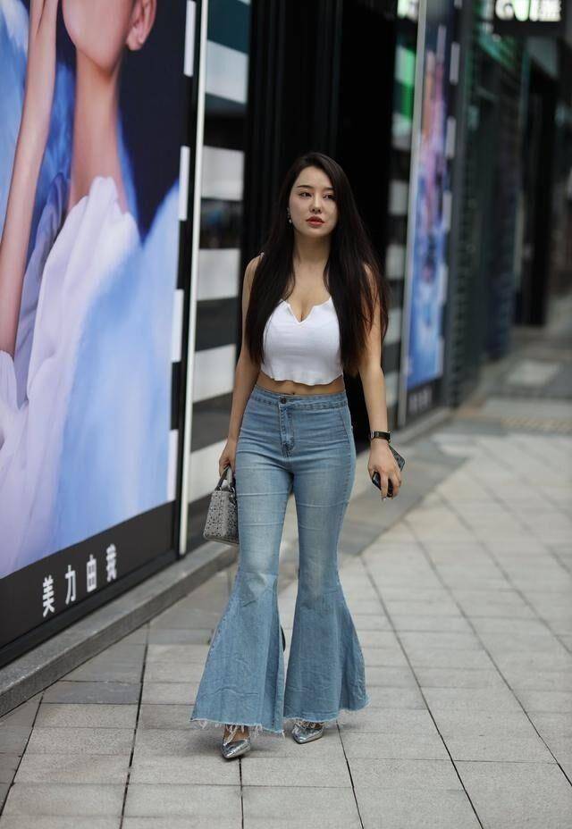 颜色 又到了“喇叭裤”的季节，真正适合微胖女人的穿搭，不露腿也很美