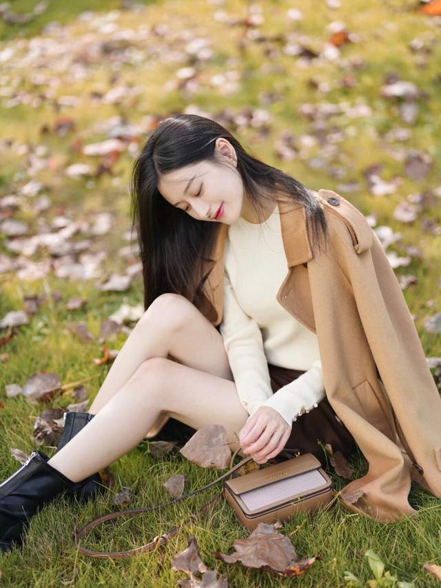 大衣 40+在秋冬该怎么穿?一件大衣搭配百褶裙高级洋气,又飒又美
