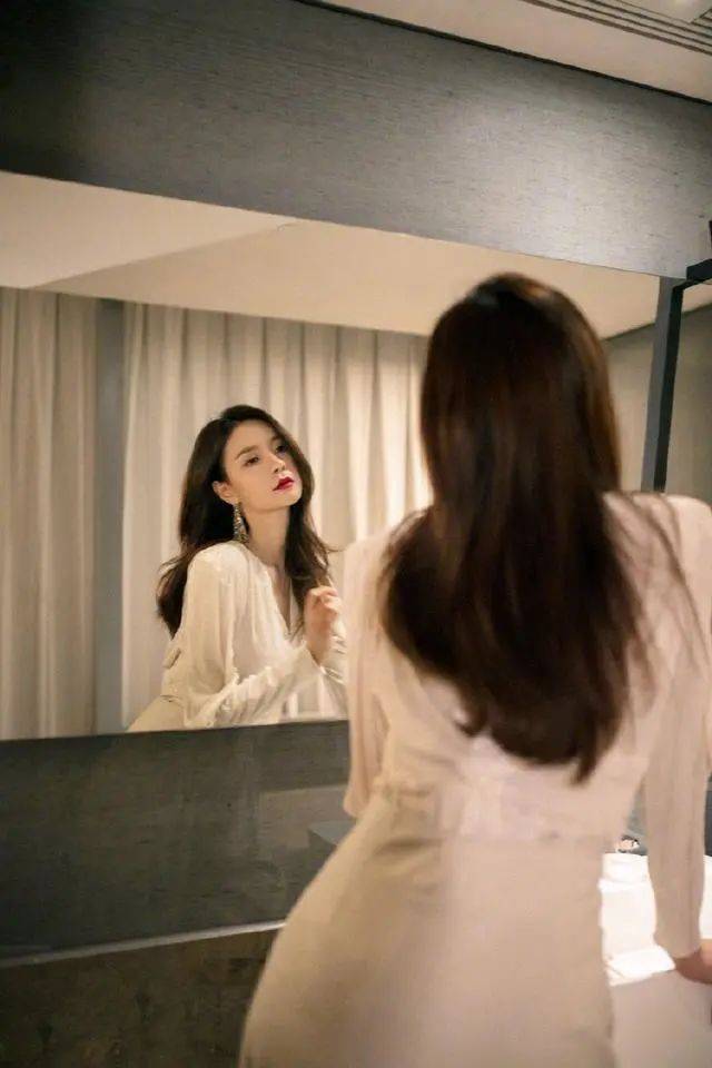 亮片 沈梦辰真懂打扮,“上衣下塞”穿法穿出好比例,身材主持人中拔尖