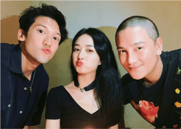 黑色 赵丽颖离婚后首个生日超低调！穿黑T被异性好友宠成公主，气质开挂